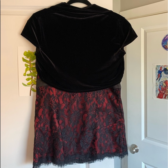 Red with lace, comes with a velvety paired shrug - Picture 3 of 3